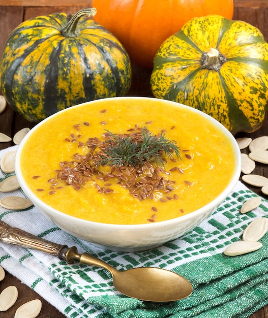 Puré de sopa de calabaza de cerca en una mesa de madera