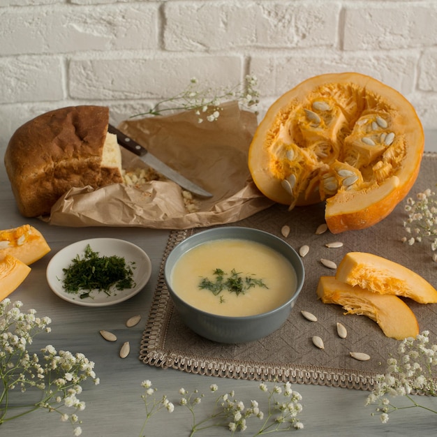 Puré de sopa con calabaza en un plato sobre la mesa