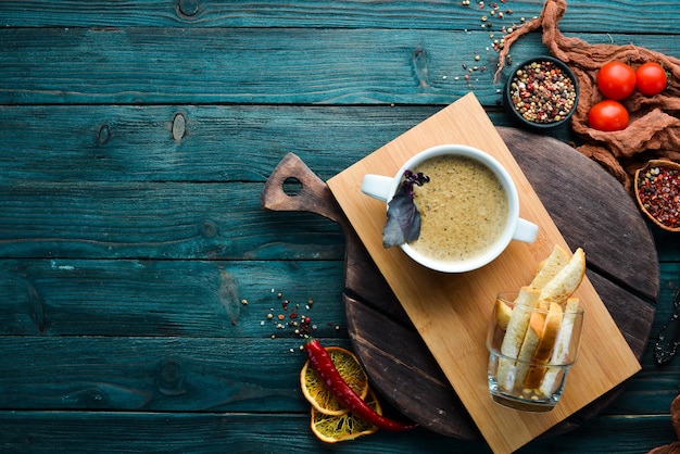 Puré de sopa de champiñones. Platos, comida. Vista superior. Espacio libre para su texto.