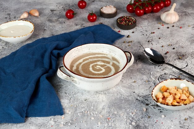 Puré de sopa de champiñones en un tazón blanco