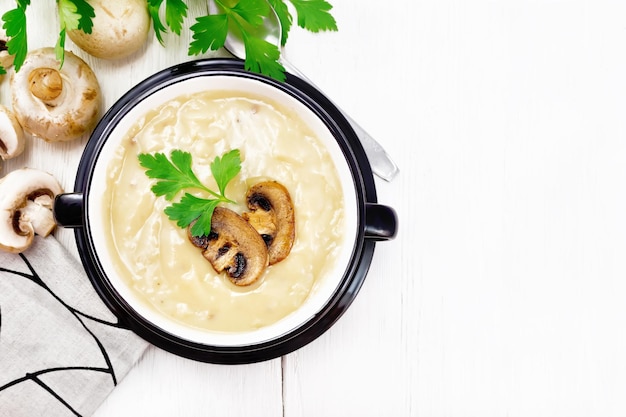 Puré de sopa de champiñones en un tazón en la parte superior del tablero de luz