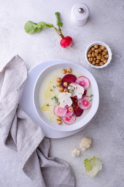 Puré de sopa de coliflor decorado con rábano