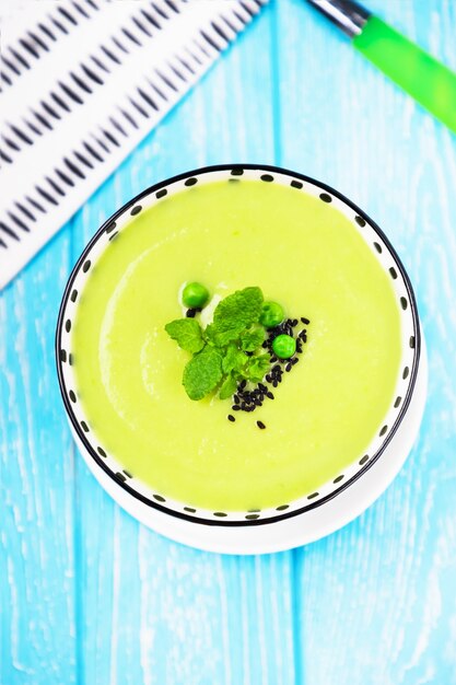 Puré de sopa de guisantes verdes