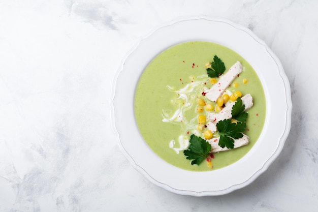 Puré de sopa verde casero de brócoli