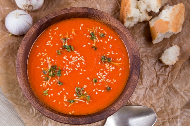 Puré de tomate en papel triturado