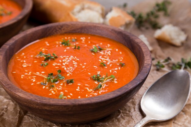 Puré de tomate en papel triturado