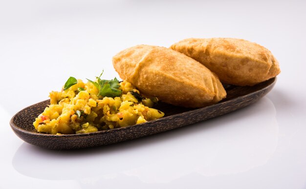 Puri Bhaji - Receta picante india de papa semiseca también conocida como Batata o Aloo ki Sabji, servida con Poori frito. Enfoque selectivo