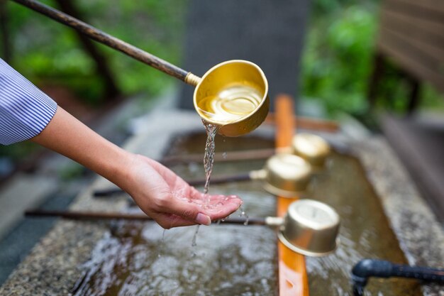 Purificación de agua en la entrada del templo japonés