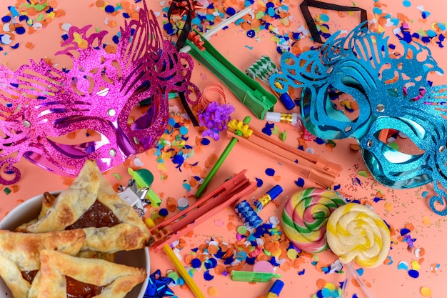 Purim con máscara de carnaval, traje de fiesta y hamantasc.