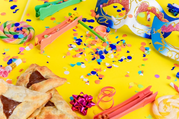 Purim con máscara de carnaval, traje de fiesta y hamantasc.