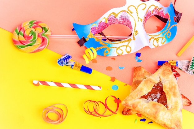 Purim con máscara de carnaval, traje de fiesta y hamantasc.