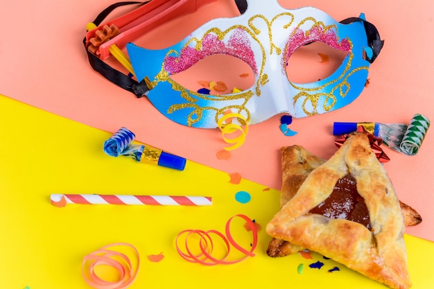 Purim con máscara de carnaval, traje de fiesta.