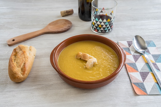 Puro com legumes e um pão e vinho crocante