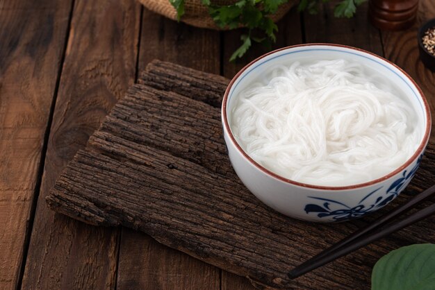 Puro macarrão vietnamita em comida de madeira