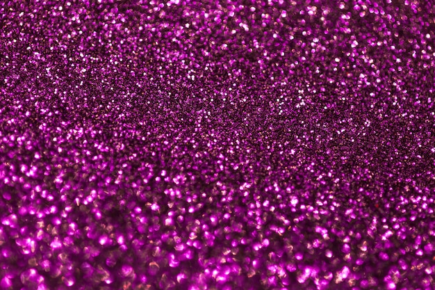 Púrpura oscuro brillante de pequeñas lentejuelas, primer plano. Telón de fondo brillante