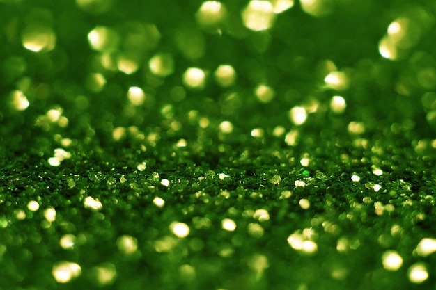 Purpurina verde, efeito desfocado. círculos de luz brilhante do feriado são criados a partir do bokeh na câmera e na lente. plano de fundo para o design. fundo de natal.