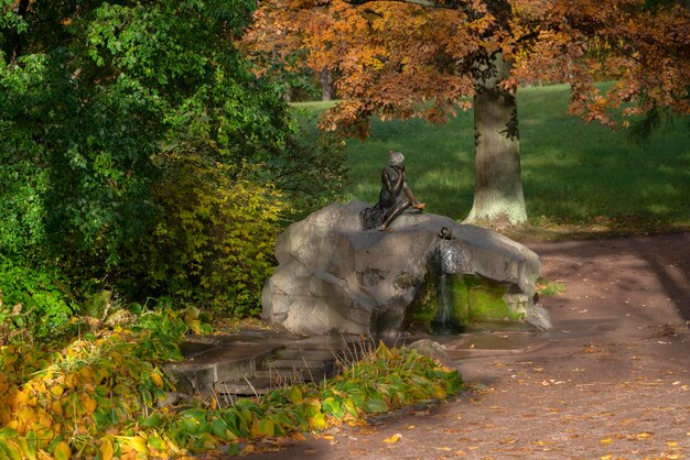 Puschkin Sankt Petersburg Russland 10092022 Blick auf den Brunnen Mädchen mit Krug im Katharinenpark in Zarskoje Selo an einem sonnigen Herbsttag