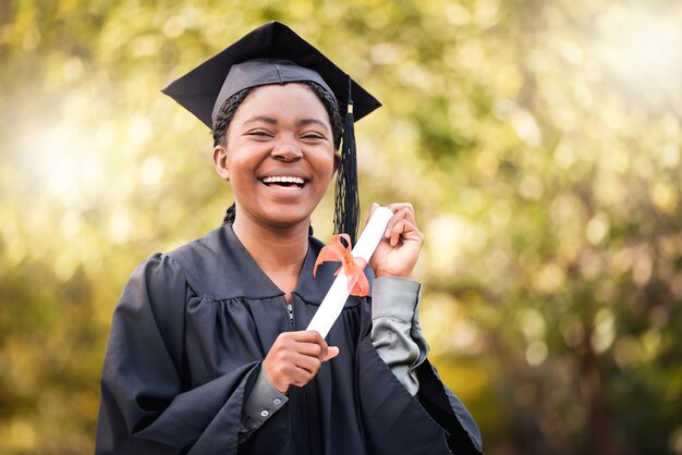 Puse mucho trabajo en esto. Retrato de una mujer joven que sostiene su diploma el día de la graduación.