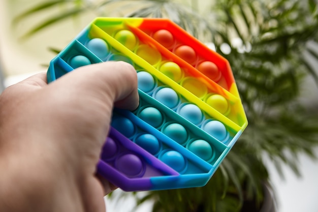 Foto push pop bubble sensorisches zappelspielzeug in männlicher hand