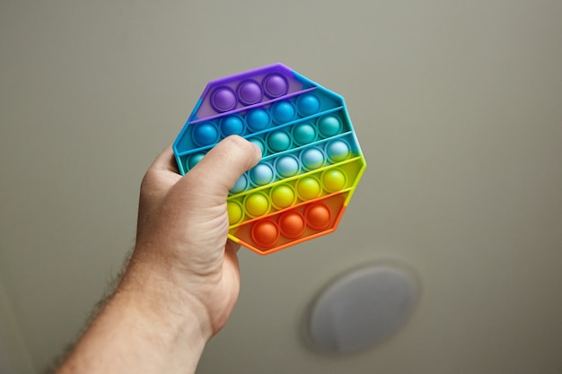 Push Pop Bubble sensorisches Zappelspielzeug in männlicher Hand