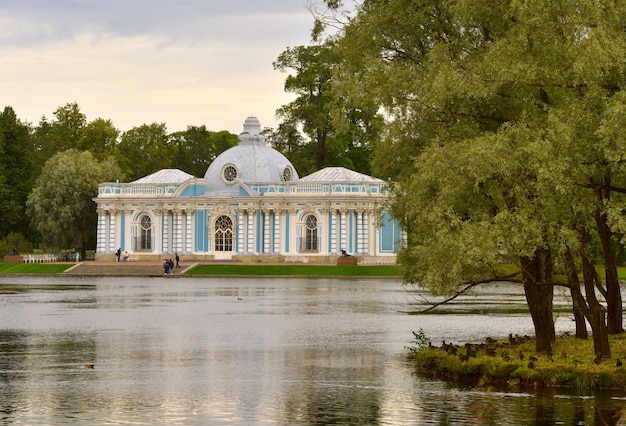 Foto pushkin são petersburgo rússia09032020 pavilhão da gruta edifício elegante na margem