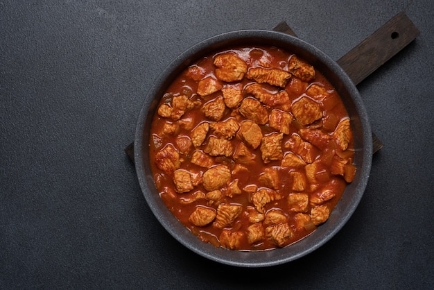 Puten- oder Hühnerfleisch in Tomatensoße dünsten