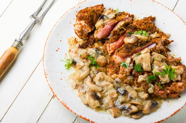 Putenschnitzel mit gebratenen Champignons