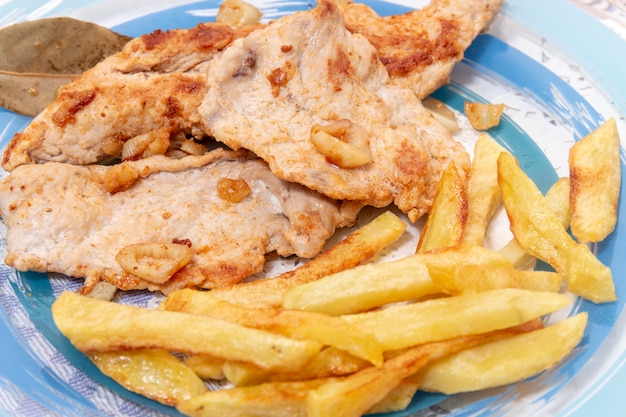 Putensteak mit Pommes Frites