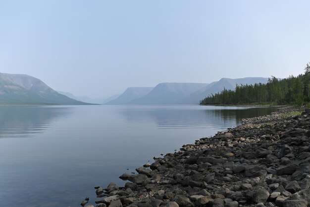 Putorana Plateau ein nebliger Dunst über dem See