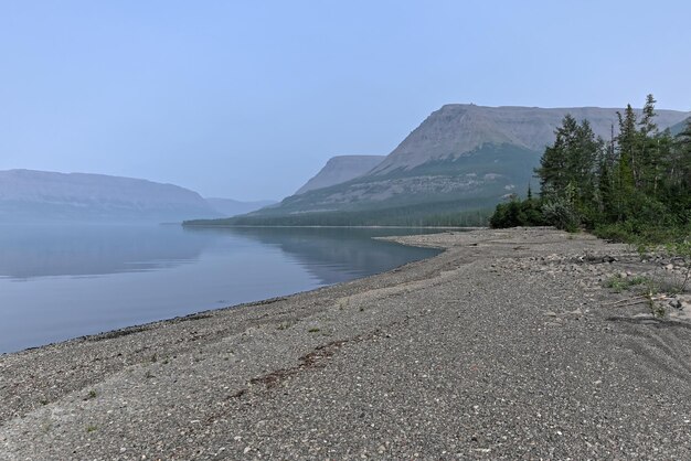 Putorana Plateau ein nebliger Dunst über dem See