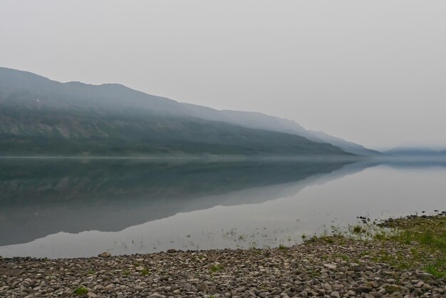 Putorana Plateau Fog em um lago de montanha