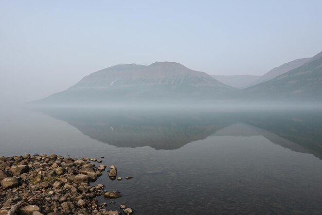 Putorana-Plateaunebel über einem Bergsee