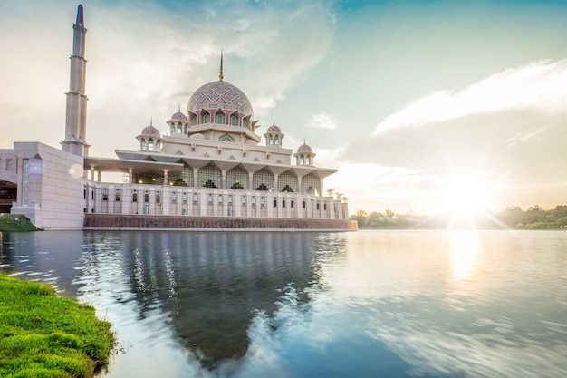 Putrajaya-Moschee Malaysia in der Dämmerung.