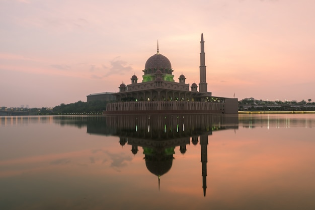 Putrajaya-Moschee zwischen Sunsire in Kuala Lumpur, Malaysia.