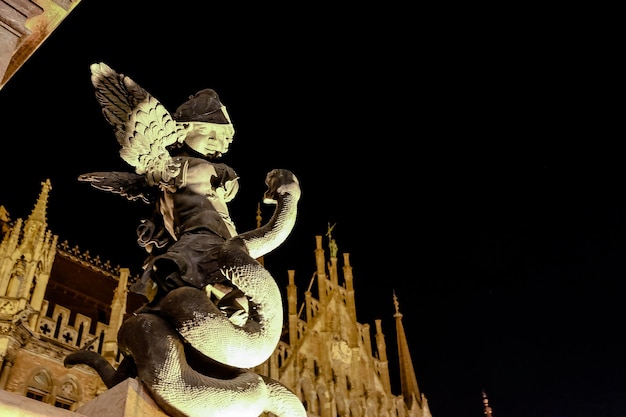 Putto-Statue auf dem Marienplatz bei Nacht München Deutschland