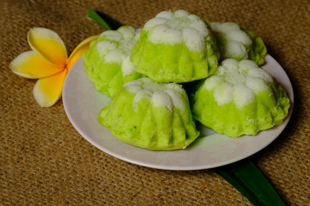 putu ayu es un bocadillo dulce tradicional indonesio hecho de harina de arroz, hojas de pandan, coco rallado