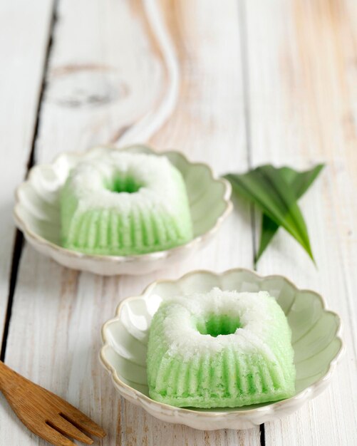 Putu Ayu Indonesischer traditioneller gedämpfter Cup Cake aus Reismehlteig und Kokosraspeln mit Pandanblatt-Aroma