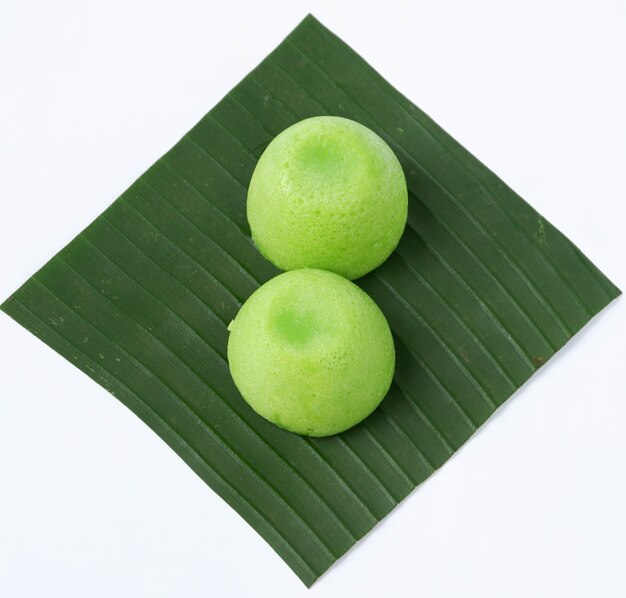 Putu Ayu-Kuchen auf einem Bananenblatt, isoliert auf weißem Hintergrund, indonesisches Marktessen?