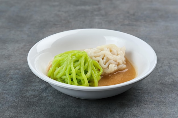 Putu Mayang ist ein traditioneller indonesischer Snack aus Reismehl mit Kokosmilch und Palmzucker