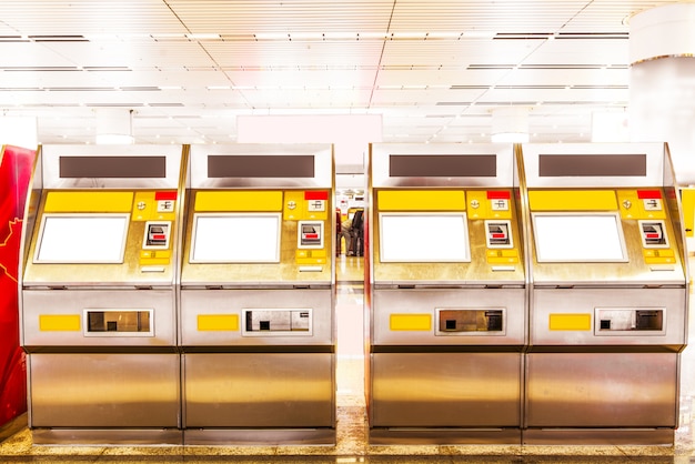 Puxe o bilhete da máquina automática na estação de trem de shanghai