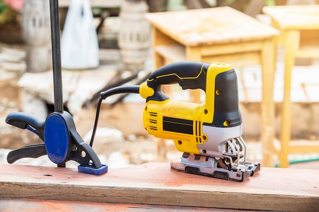 El puzzle amarillo para trabajar la madera.