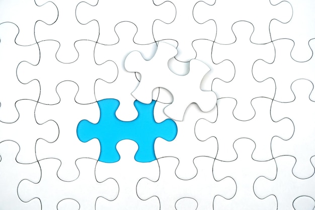 Puzzle auf blauem Hintergrund mit Kopienraum. Geschäftsstrategie-Teamwork und Problemlösung con