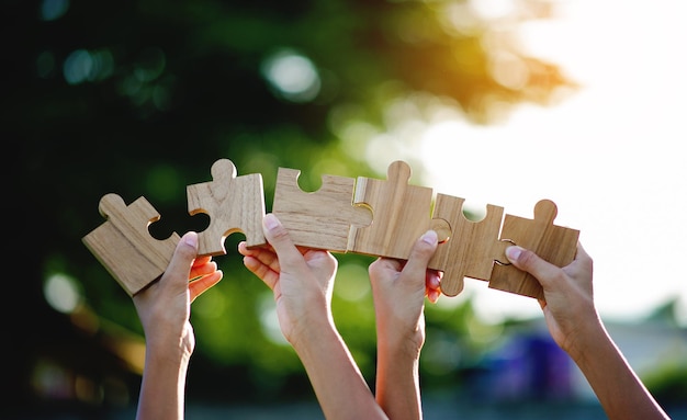 Puzzle der großen Gruppenkooperation Einheit und glückliche Zusammenarbeit