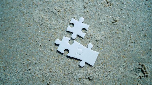 Puzzle mit Strandsandhintergrund