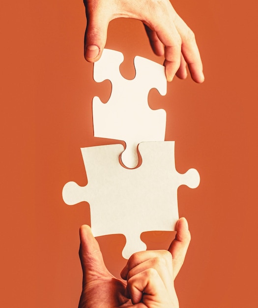 Puzzle Zwei Hände, die versuchen, ein Paar zu verbinden Puzzle Hand, die ein Puzzle verbindet