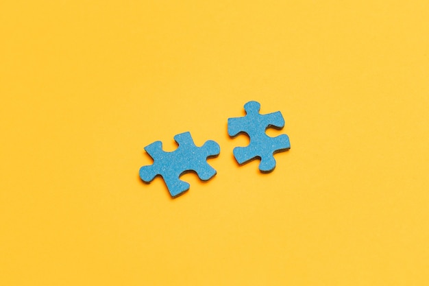 Foto puzzleteile auf gelbem hintergrund