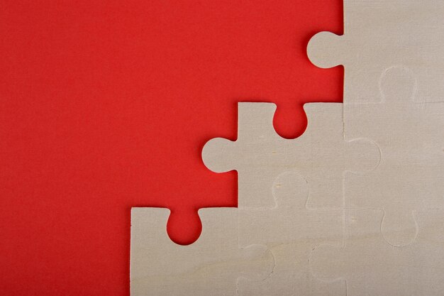 Foto puzzleteile aus holz auf rotem grund