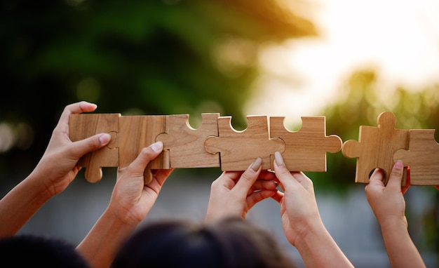 Puzzleteile gruppieren sich zusammen und vereinen Stärke, Einheit, Teamarbeit, Kommunikation, Verbindung, Teamwork-Konzept