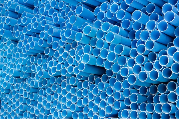 PVC-Rohre auf der Baustelle gestapelt