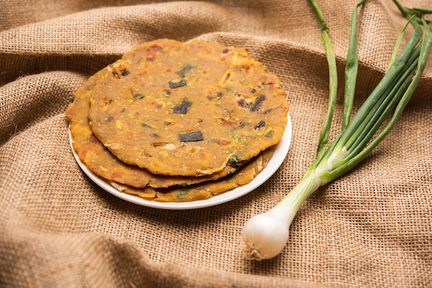 Pyaj Parantha ou cebola paratha é uma culinária indiana do Paquistão, servida em um prato